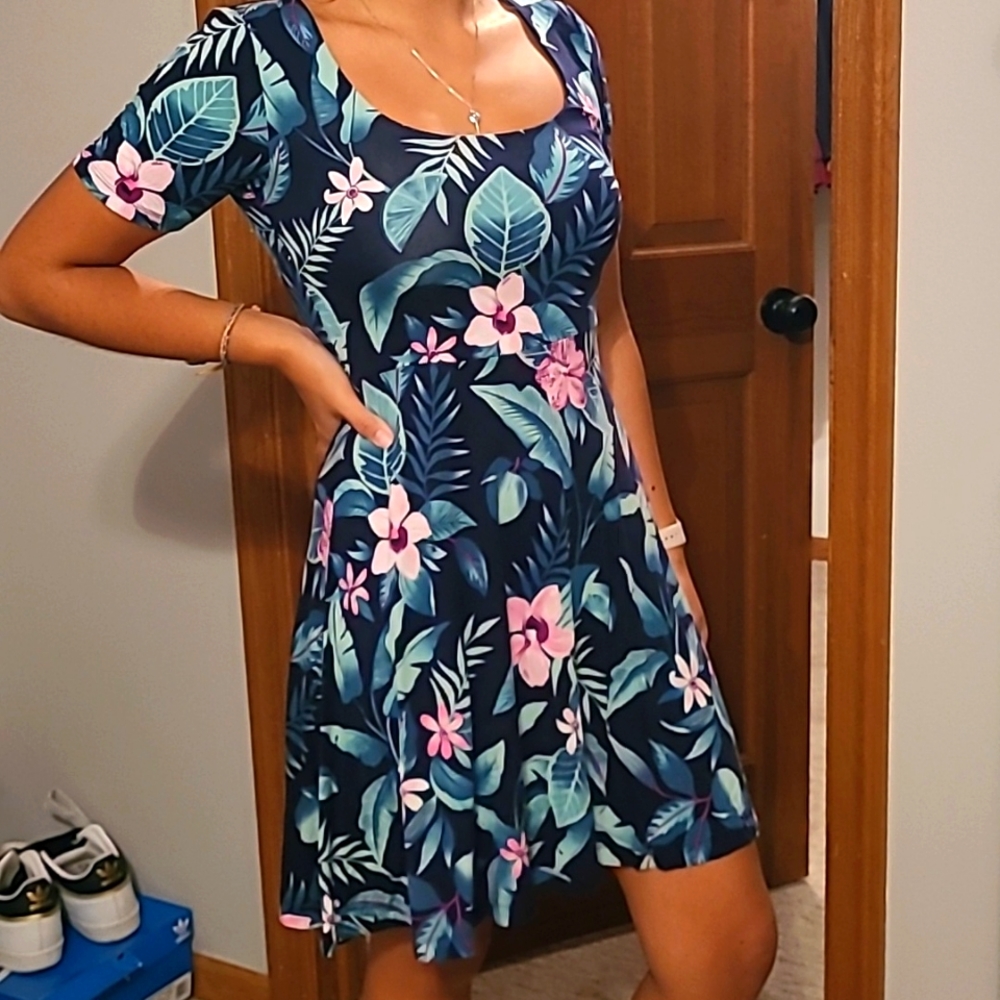 Old Navy floral dress. Colors Navy Blue, Green and Pinks Size:Small